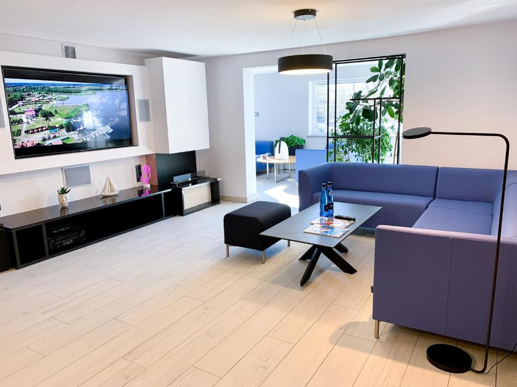 Televízia a/alebo spoločenská miestnosť v ubytovaní Cobalt Apartments