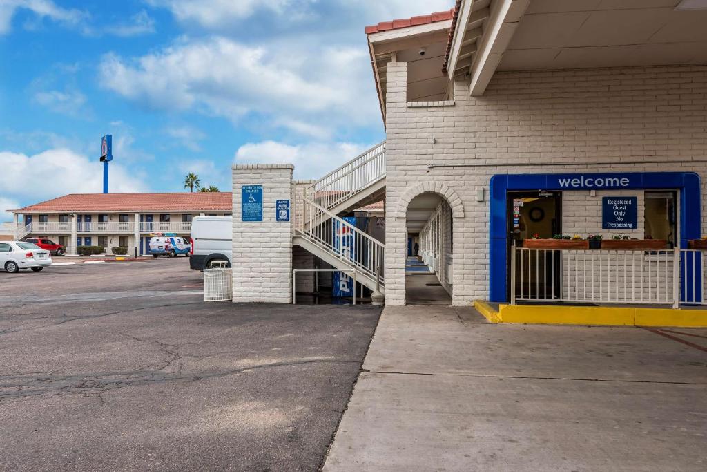 a building with a welcome sign in a parking lot at Motel 6-Eloy, AZ - Casa Grande in Eloy