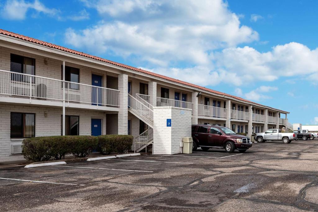 a building with a car parked in a parking lot at Motel 6-Eloy, AZ - Casa Grande in Eloy
