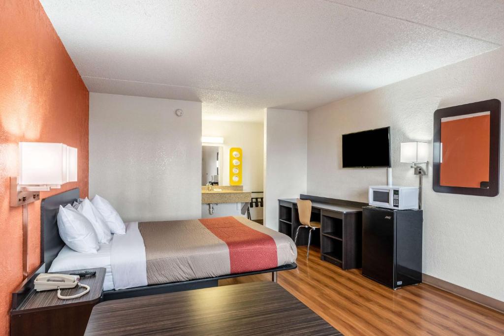 a hotel room with a bed and a desk at Motel 6-Eloy, AZ - Casa Grande in Eloy