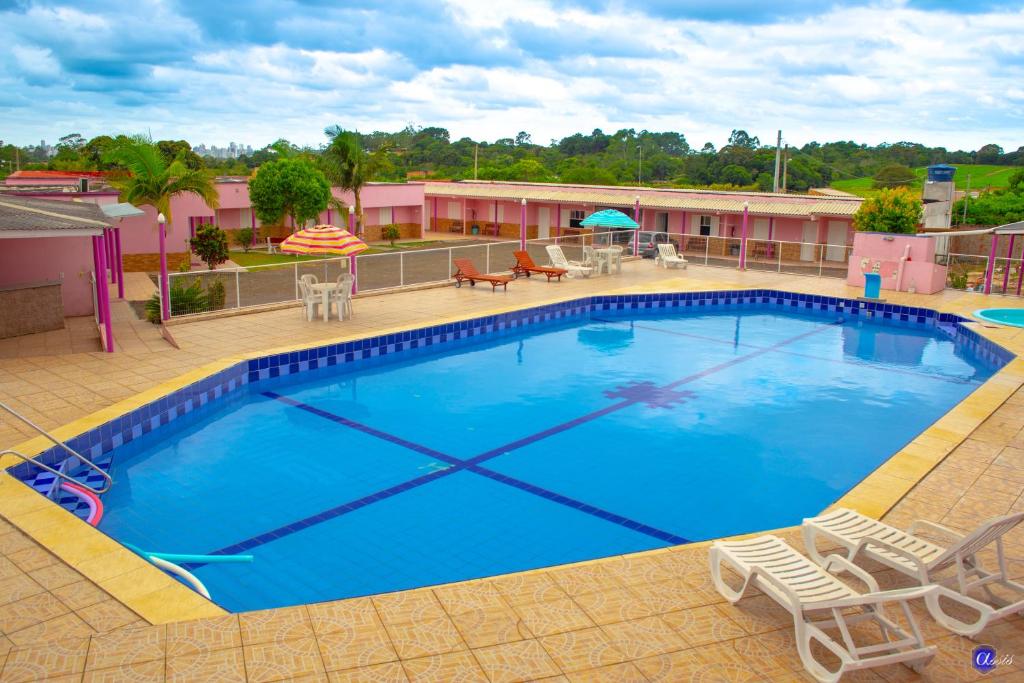 een groot zwembad bovenop een hotel bij Pousada do Recanto Feliz in Torres