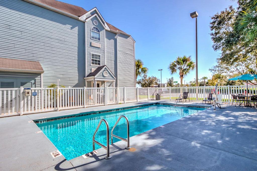 ein Swimmingpool vor einem Haus in der Unterkunft Microtel Inn and Suites - Zephyrhills in Zephyrhills
