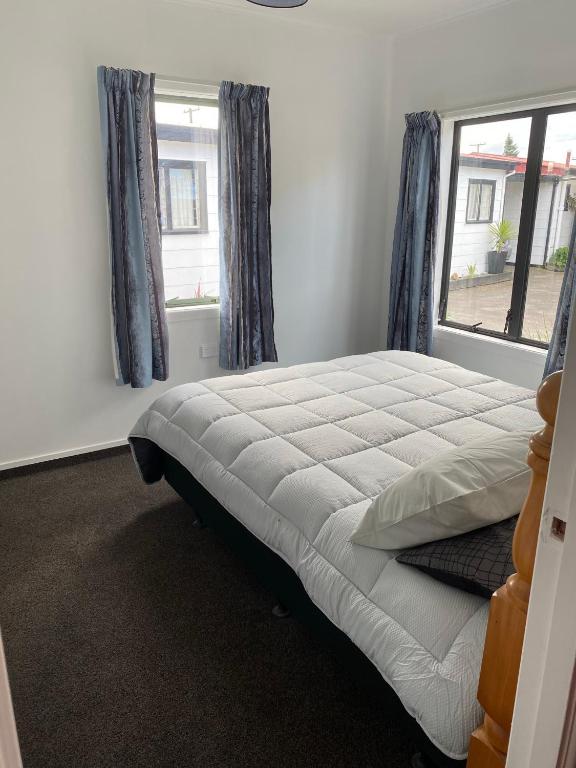 Postel nebo postele na pokoji v ubytování Windsor Motel