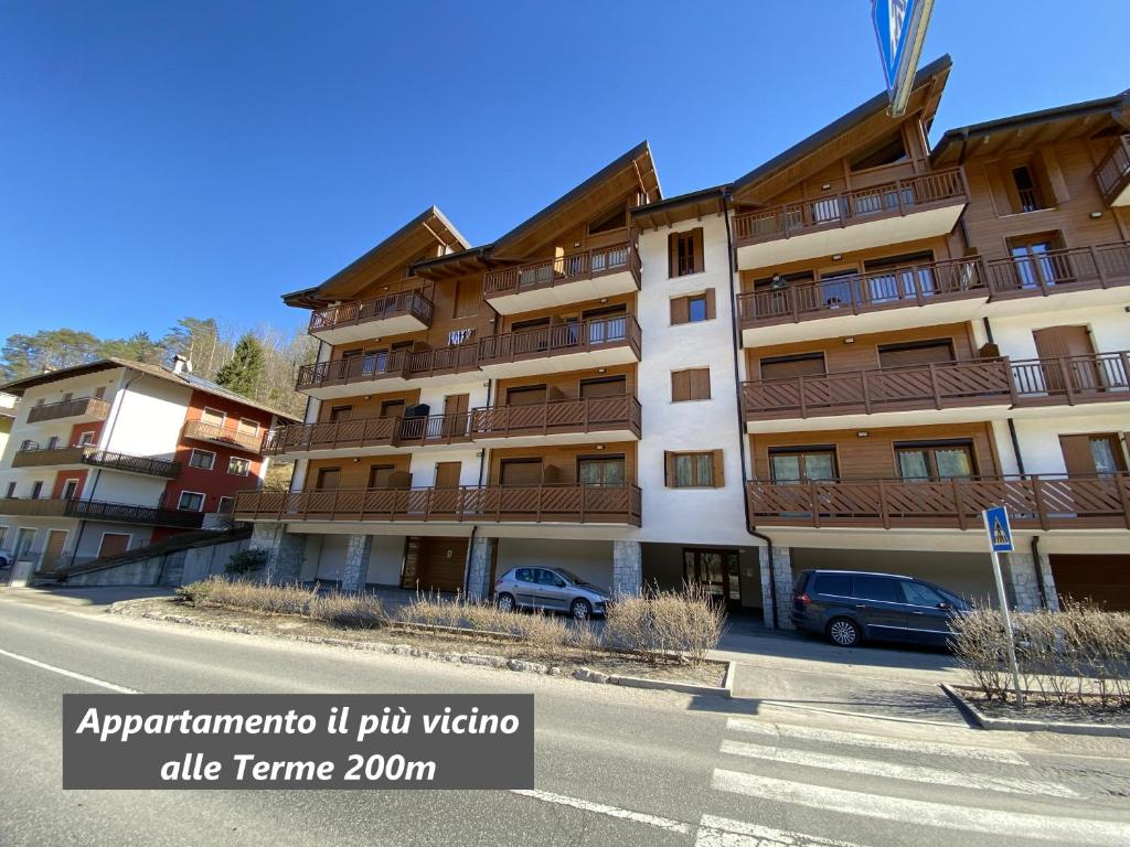 ein Apartmenthaus mit davor geparkt in der Unterkunft Residenza al Parco Termale - Comano Terme in Comano Terme