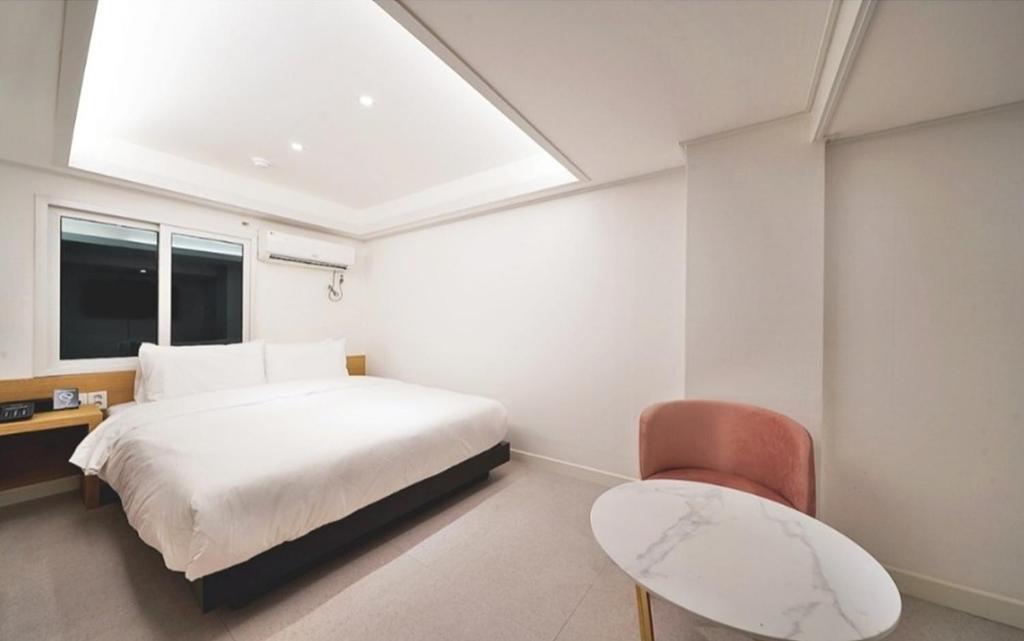 Postel nebo postele na pokoji v ubytování Busan Seomyeon Business Hotel J7