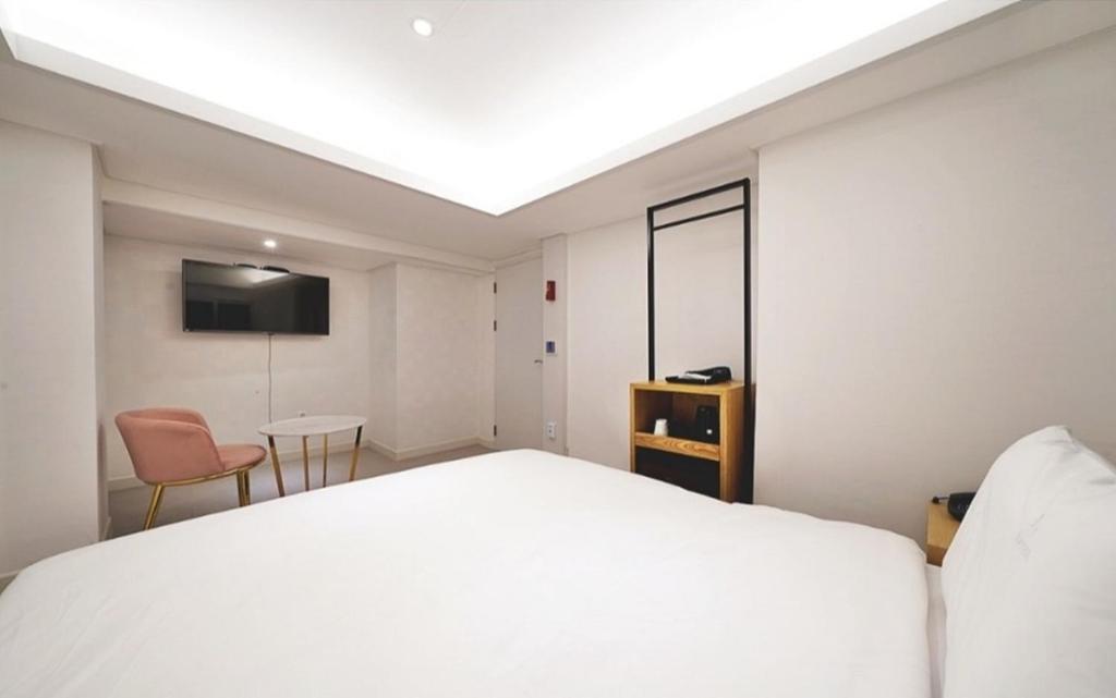 Postel nebo postele na pokoji v ubytování Busan Seomyeon Business Hotel J7
