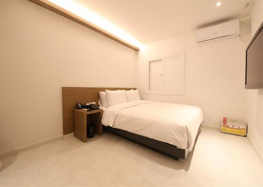 Postel nebo postele na pokoji v ubytování Busan Seomyeon Business Hotel J7