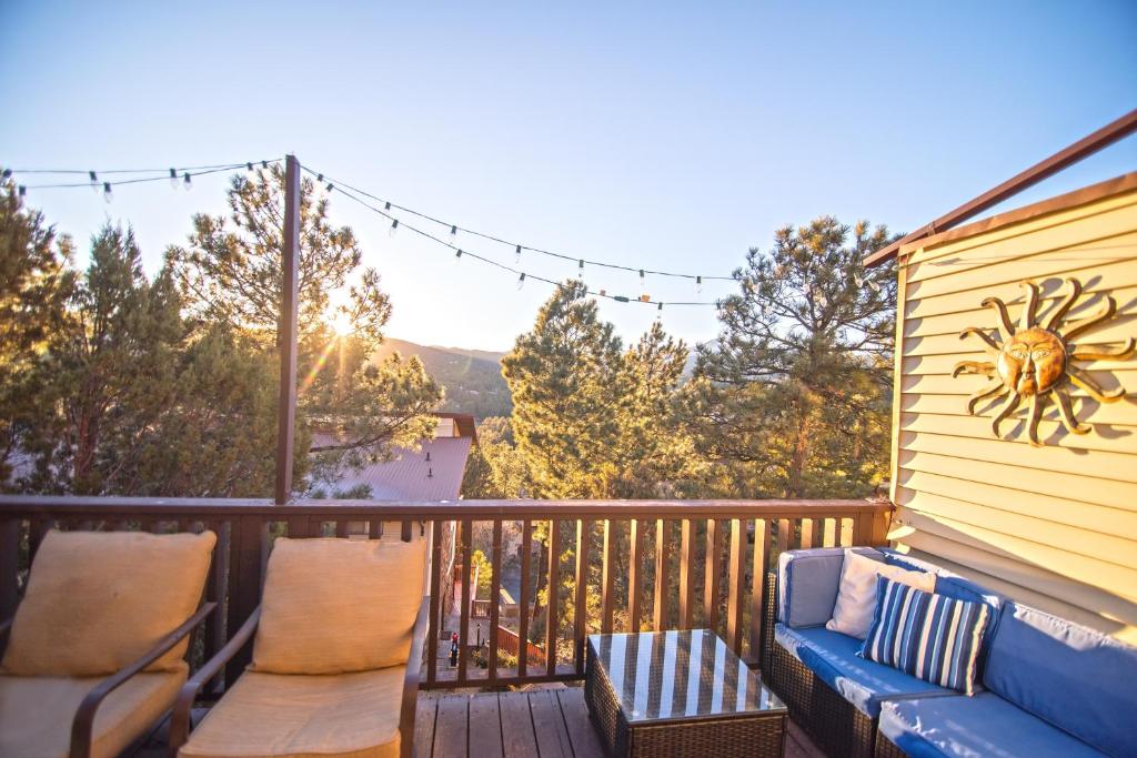 Μπαλκόνι ή βεράντα στο Huge Ruidoso Retreat with Game Room, Pool, 2 Balconies, 2 Kitchens - Sleeps 17!