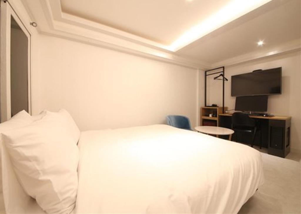 TV a/nebo společenská místnost v ubytování Busan Seomyeon Business Hotel J7