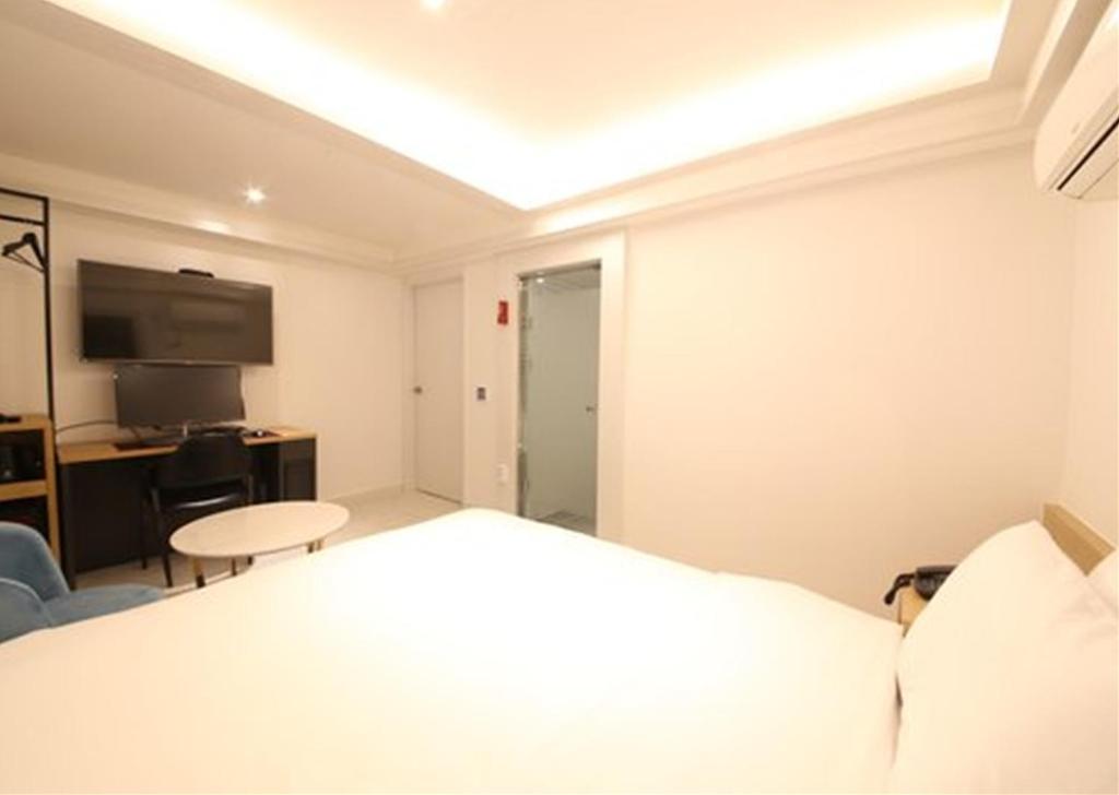 TV a/nebo společenská místnost v ubytování Busan Seomyeon Business Hotel J7