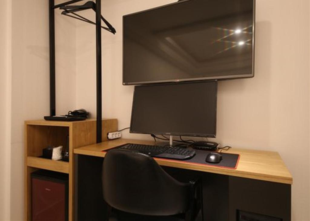 TV a/nebo společenská místnost v ubytování Busan Seomyeon Business Hotel J7
