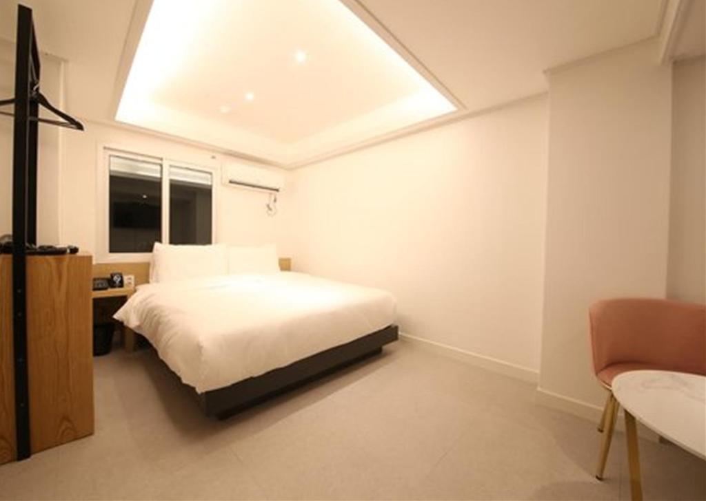 Postel nebo postele na pokoji v ubytování Busan Seomyeon Business Hotel J7