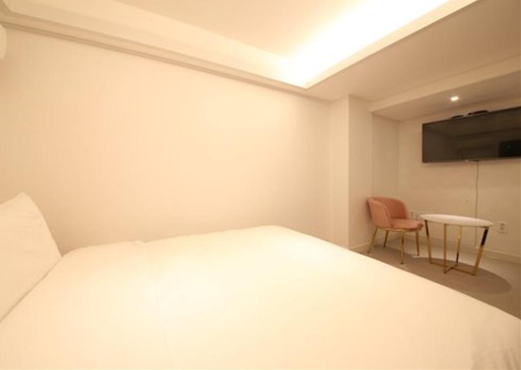 TV a/nebo společenská místnost v ubytování Busan Seomyeon Business Hotel J7