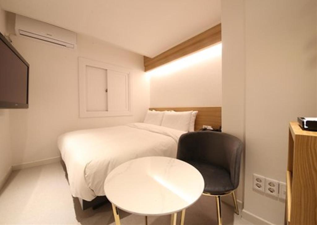 Postel nebo postele na pokoji v ubytování Busan Seomyeon Business Hotel J7