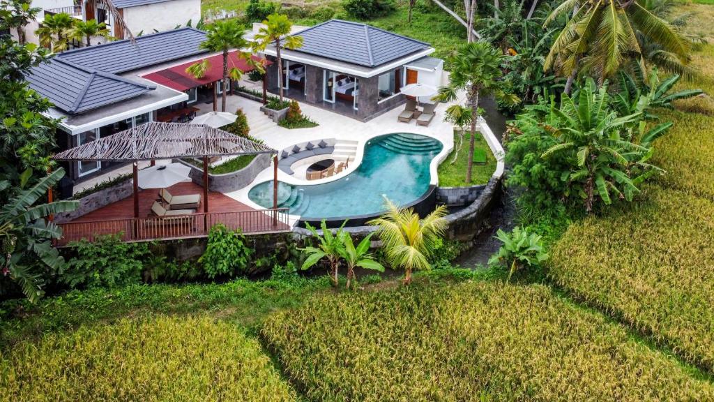 ウブドにあるCoconut Grove Villa by BaliSuperHostのスイミングプール付きの家屋の空中ビュー