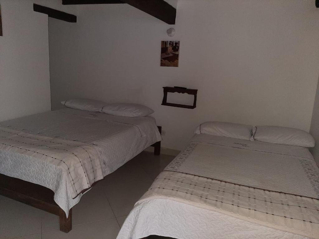 Postel nebo postele na pokoji v ubytování Cemandy Hostal