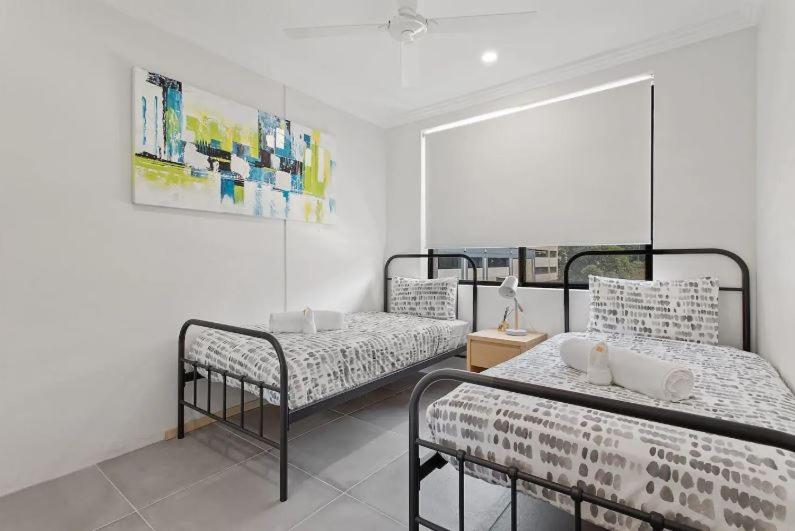 um quarto com duas camas e um quadro na parede em Bay Village - Shoal Bay Apartments em Shoal Bay
