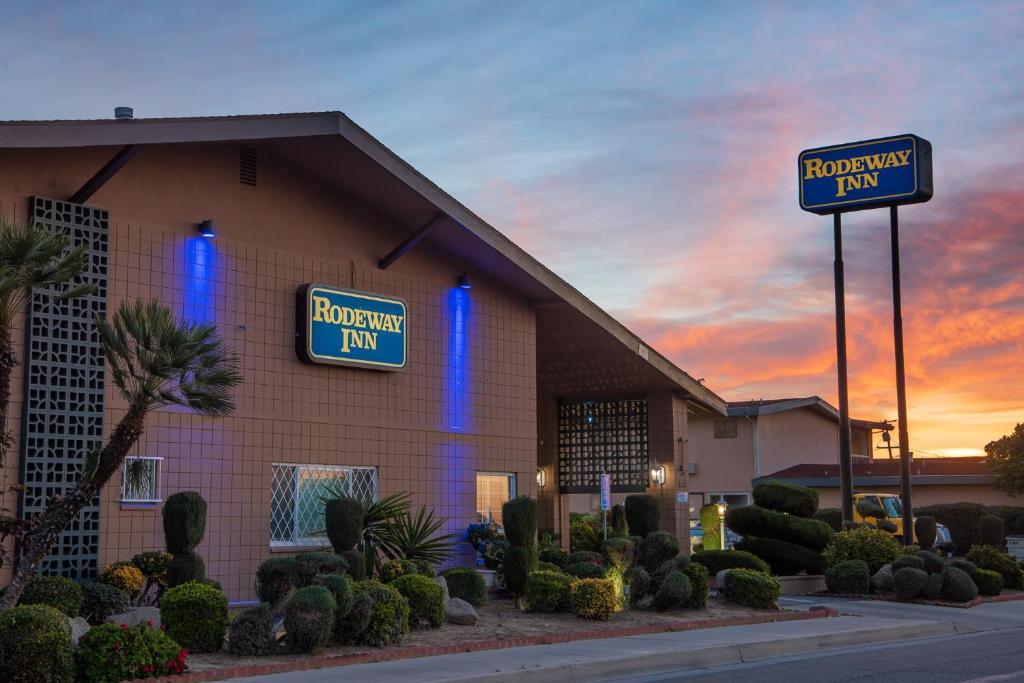 a robinson run sign in front of a building at Rodeway Inn Near University-Gateway to Yosemite in Merced