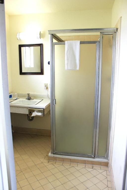 Rodeway Inn Near University-Gateway to Yosemite - Habitación Con 2 Camas Grandes - No Fumadores