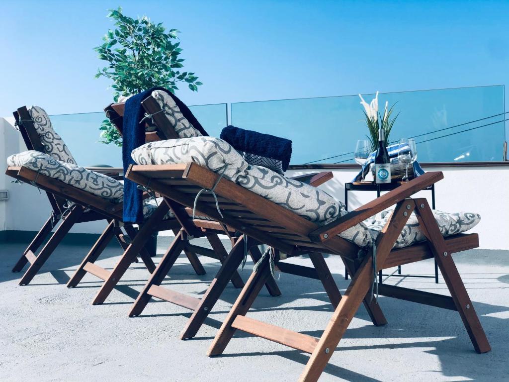 dwa krzesła i stół na patio w obiekcie Bella Home w mieście Garachico