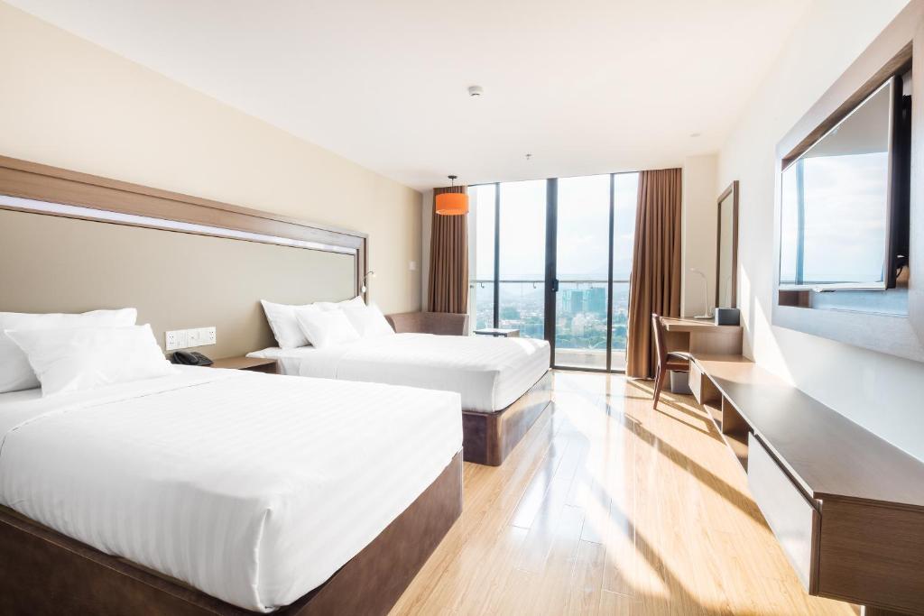 Phòng Deluxe Giường Đôi Nhìn ra Thành phố và có Ban công