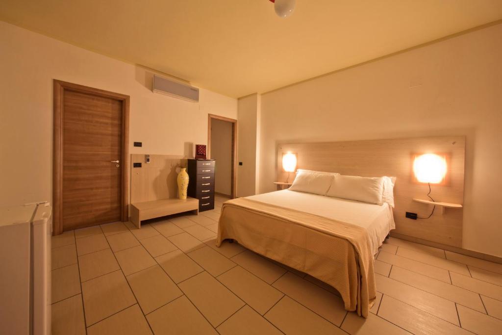 um quarto de hotel com uma cama e uma casa de banho em Longomare em Corigliano Calabro
