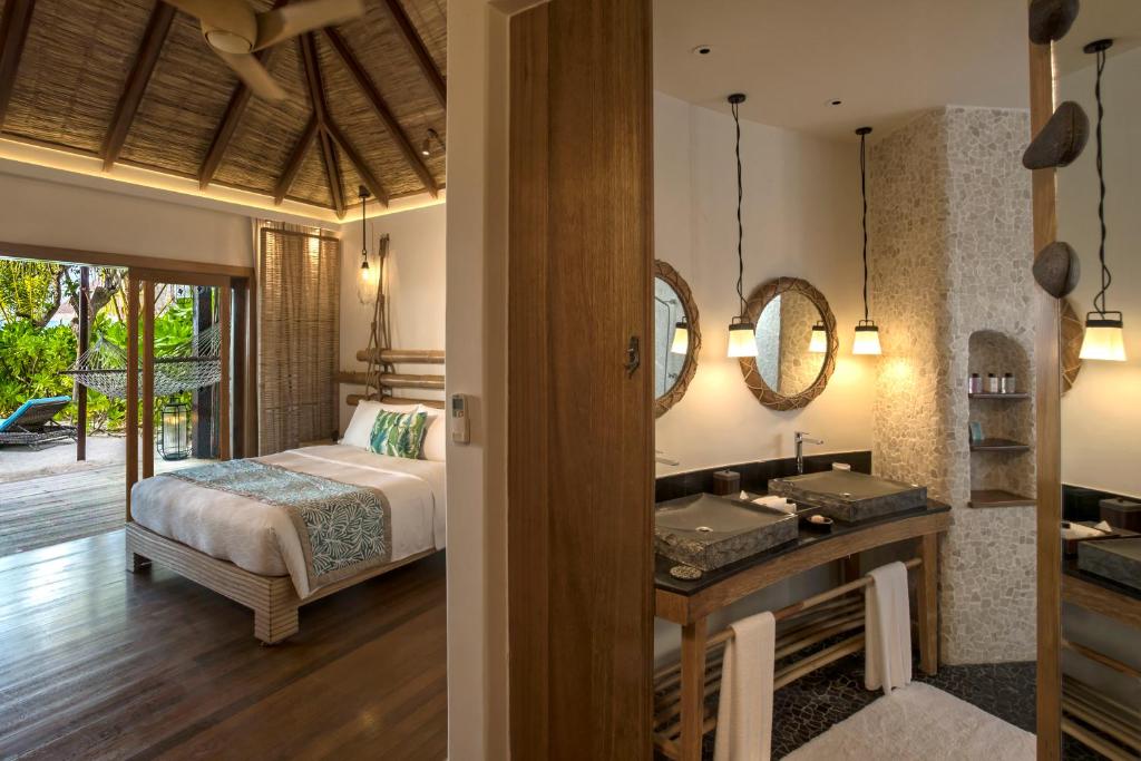 Postel nebo postele na pokoji v ubytování Constance Moofushi Maldives - All Inclusive
