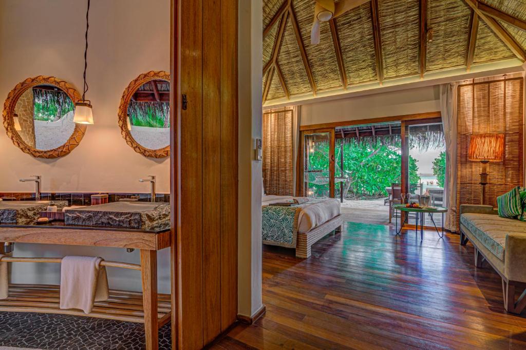 Postel nebo postele na pokoji v ubytování Constance Moofushi Maldives - All Inclusive