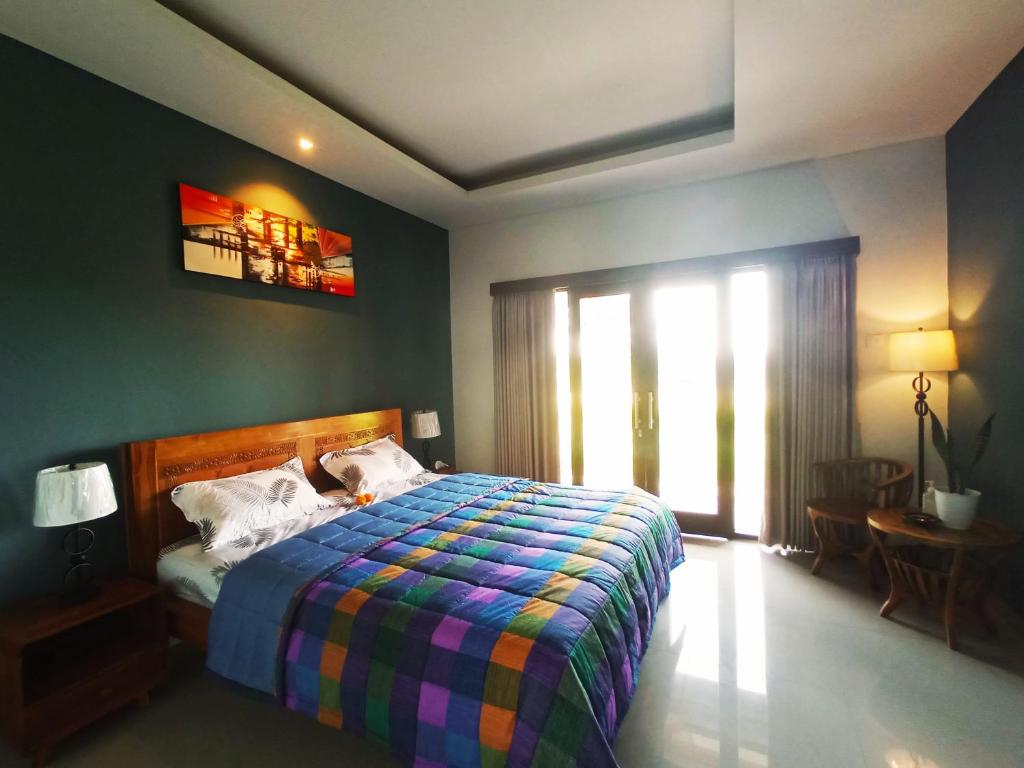 Postel nebo postele na pokoji v ubytování Tamiu Guesthouse at Desa Wisata Keramas Near Keramas Surf Beach