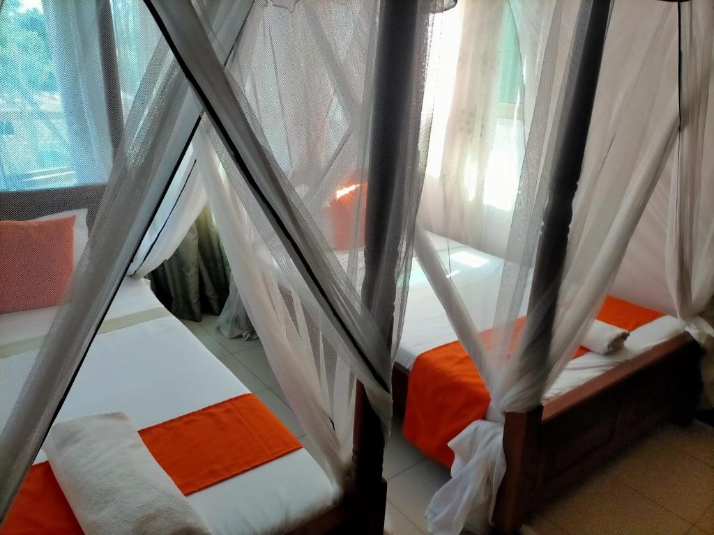 Postel nebo postele na pokoji v ubytování Sunset Fastcare luxury Apartments