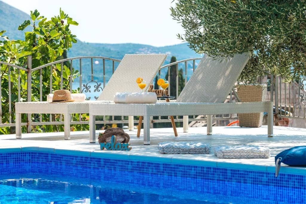 Bazén v ubytování Vila Azur nebo v jeho okolí
