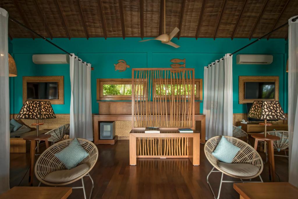 Posezení v ubytování Constance Moofushi Maldives - All Inclusive