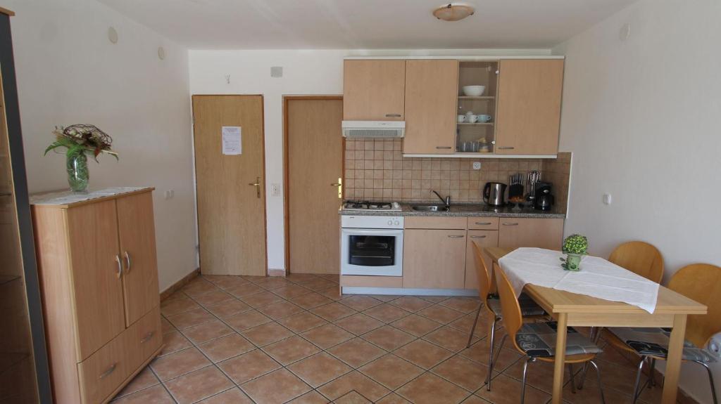 Kuchyň nebo kuchyňský kout v ubytování Apartments Grahovac