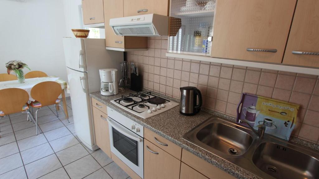 Kuchyň nebo kuchyňský kout v ubytování Apartments Grahovac