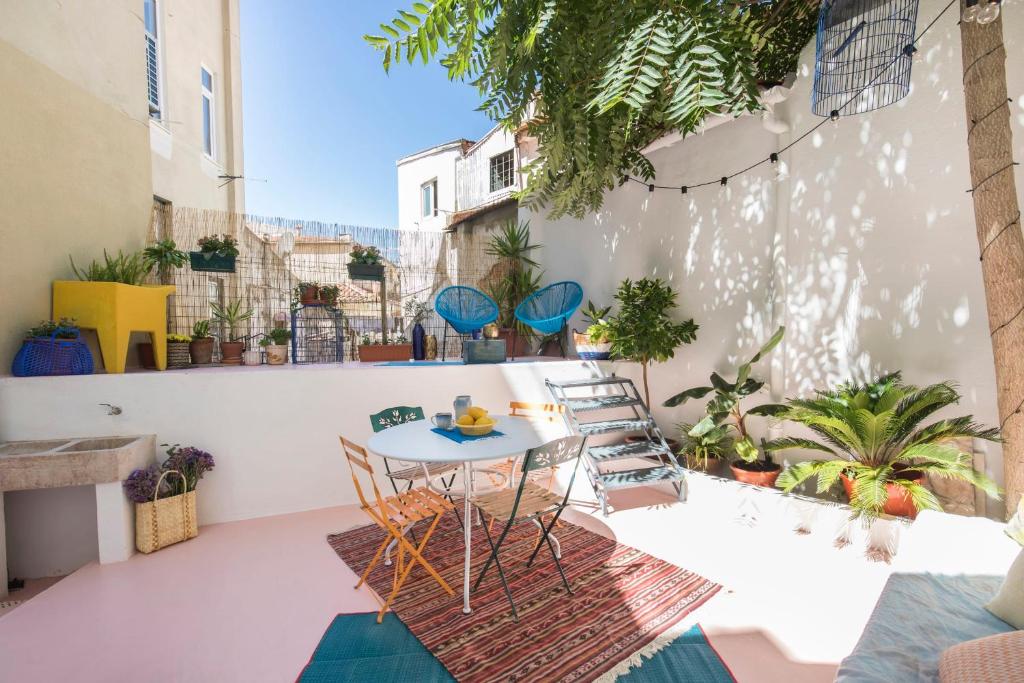 リスボンにあるBlue Garden Apartmentのパティオ(テーブル、椅子、植物付)