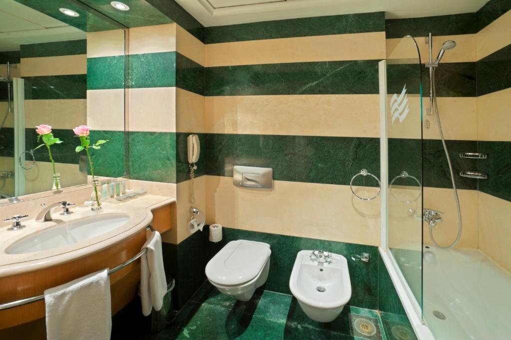 Koupelna v ubytování Crowne Plaza Hamra Beirut by IHG