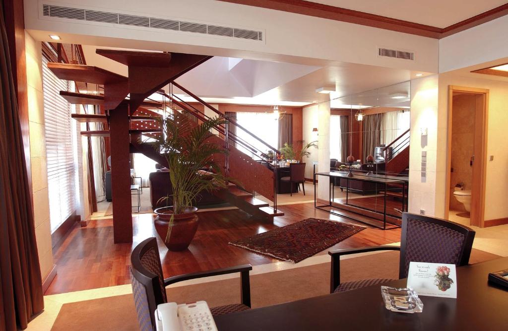 Posezení v ubytování Crowne Plaza Hamra Beirut by IHG