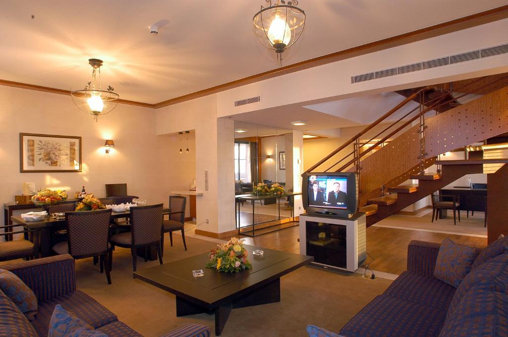 TV a/nebo společenská místnost v ubytování Crowne Plaza Hamra Beirut by IHG