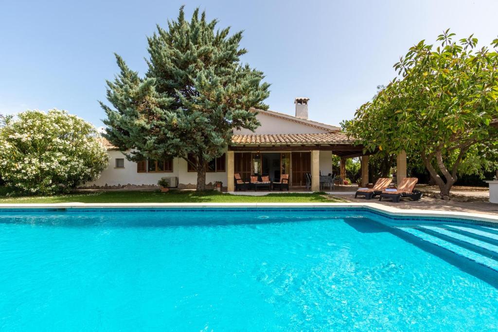 una piscina frente a una casa en Villa Sol Roma, en Pollensa