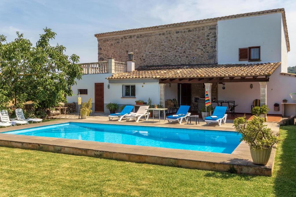 una villa con piscina frente a una casa en Villa Suari, en Pollensa