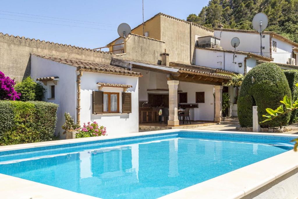 Villa con piscina frente a una casa en Villa Sort, en Pollensa