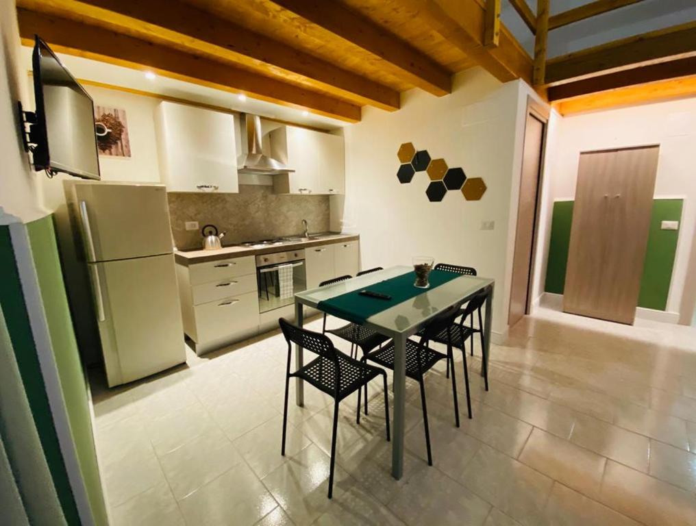 A kitchen or kitchenette at Il Vicolo Home 2