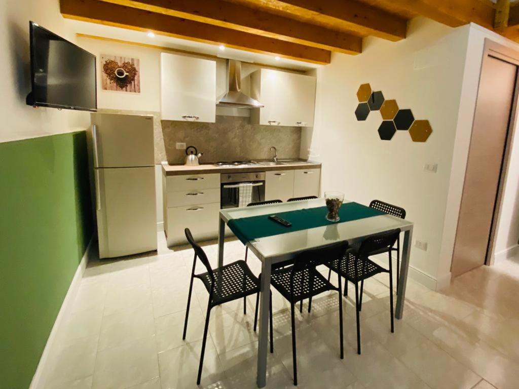 A kitchen or kitchenette at Il Vicolo Home 2