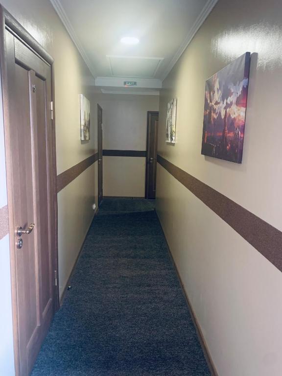 pusty korytarz z korytarzem prowadzącym do pokoju w obiekcie Euro Hotel Hostel w mieście Kowel