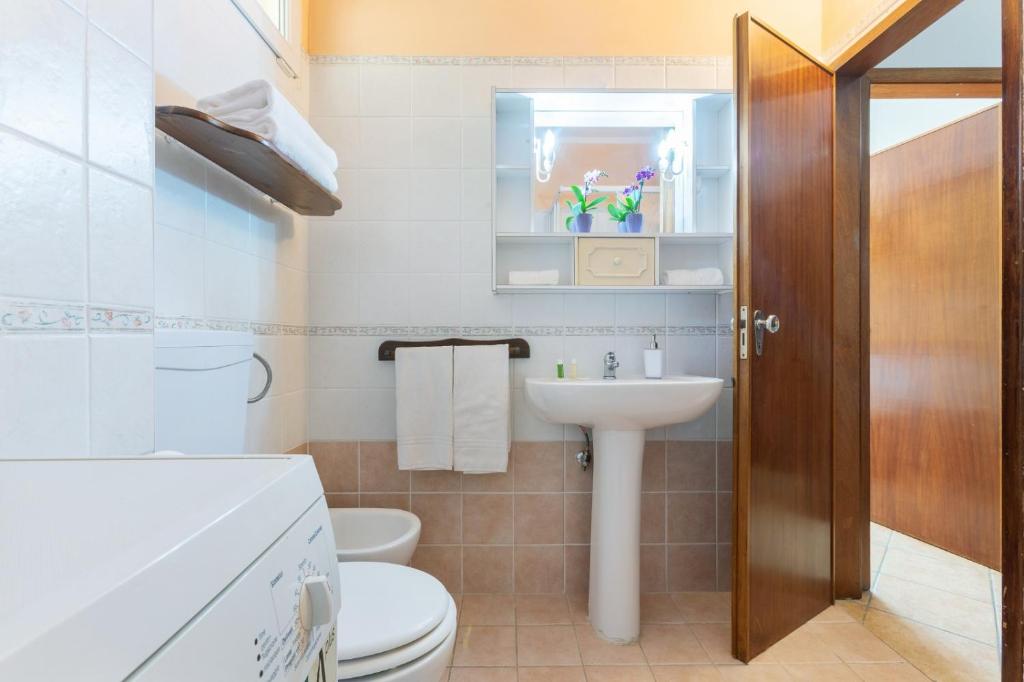 Koupelna v ubytování Lido Degli Estensi Flat con Balcone e Parcheggio!
