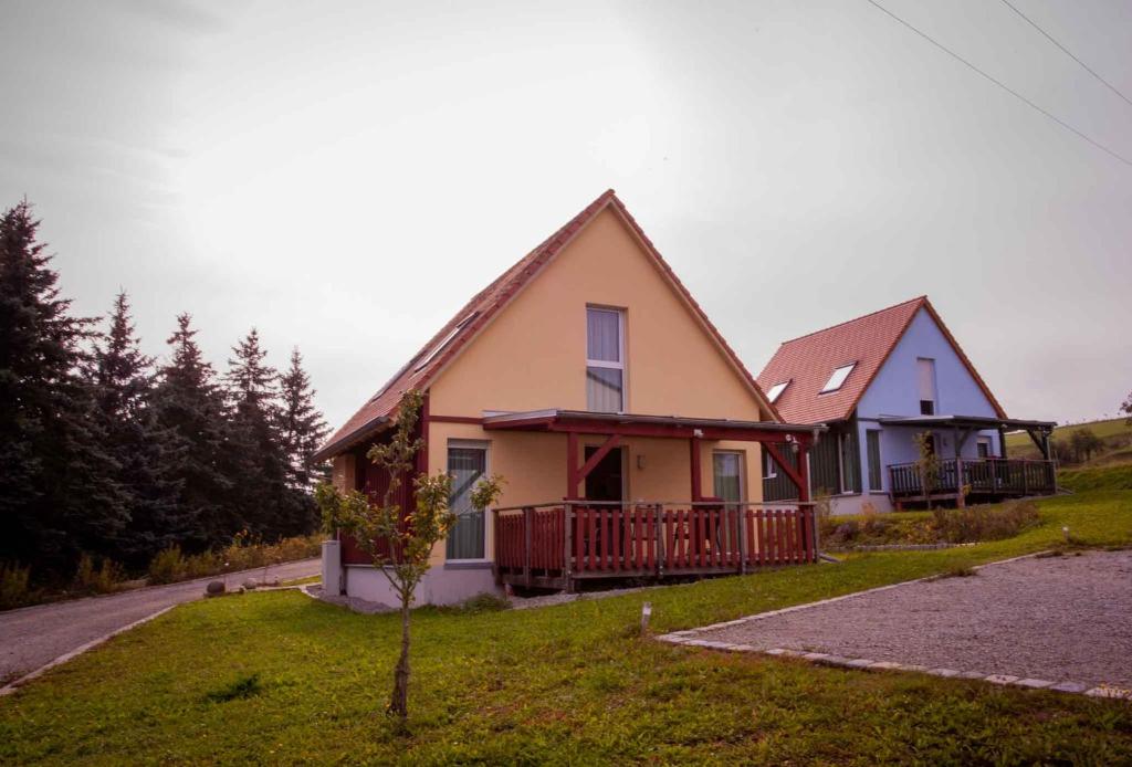 una casa con porche y una casa en Ferienhaus Leonrod, en Dietenhofen