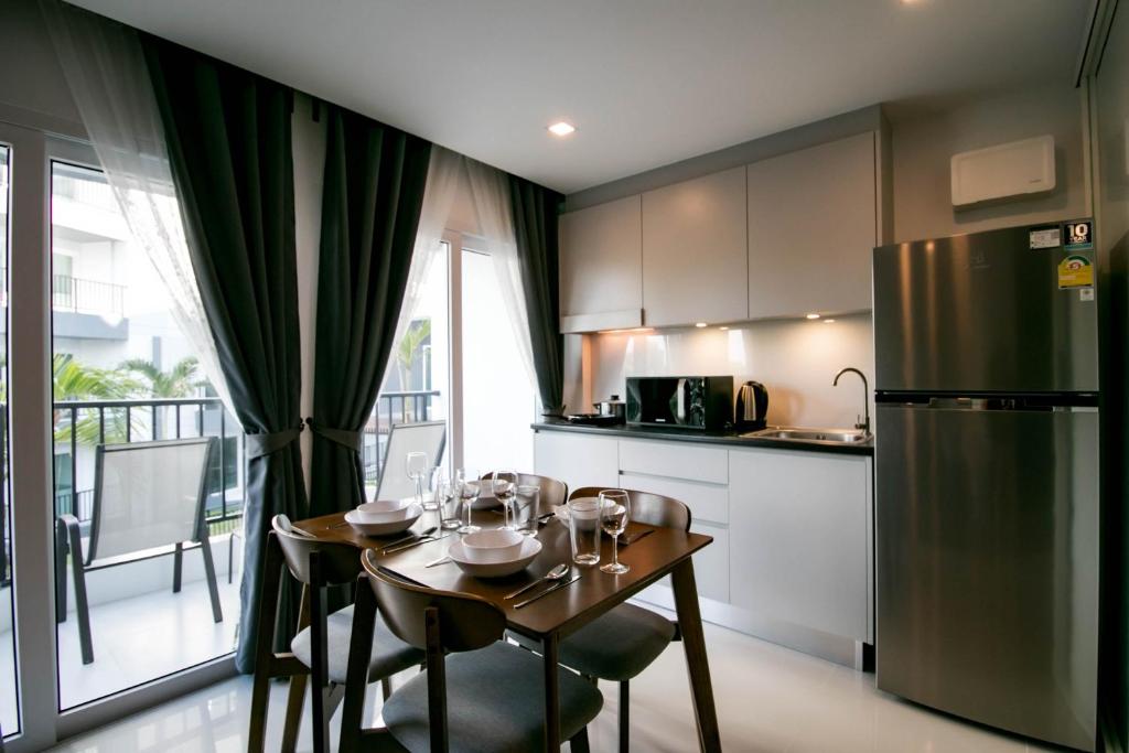 Mantra Beach Condominium Suite - Mae Phim - Family Room With Lake View