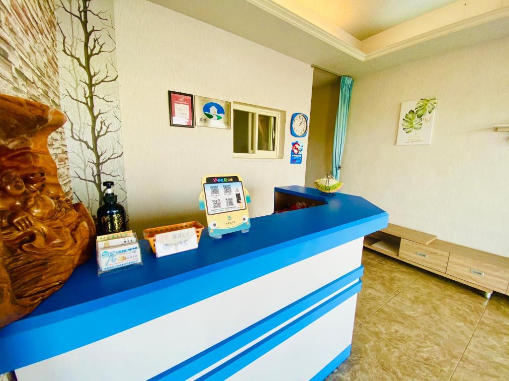 a waiting room at a hospital with a blue counter at 臨居民宿 in Chia-hsing-ts'un