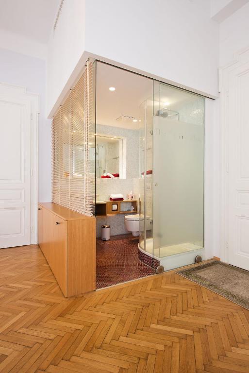 łazienka z przeszklonym prysznicem i toaletą w obiekcie Rosa Linde - Comfort Rooms w Wiedniu
