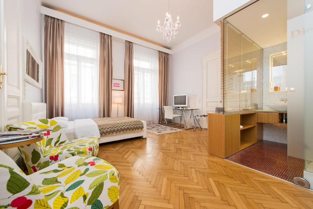 A television and/or entertainment centre at Rosa Linde - Comfort Rooms